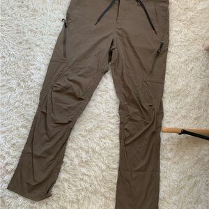 686 Cargo Pants with Straight Leg Design and Lightweight Fabric